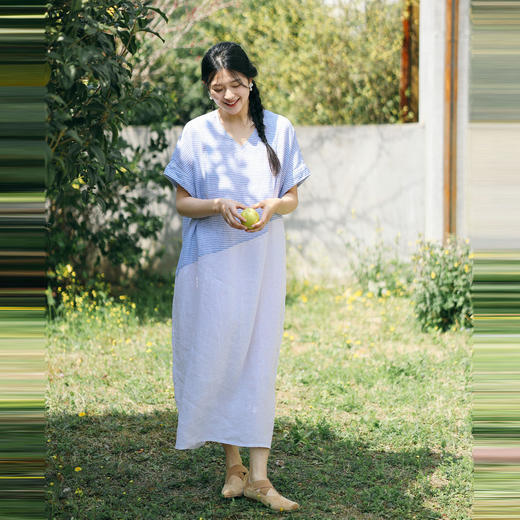 绽放231朵/亚麻色织条纹斜向蓝白拼接V领连身短袖套头休闲连衣裙 商品图2