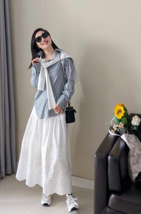 竖条纹大气衬衫 配披肩休闲百搭风