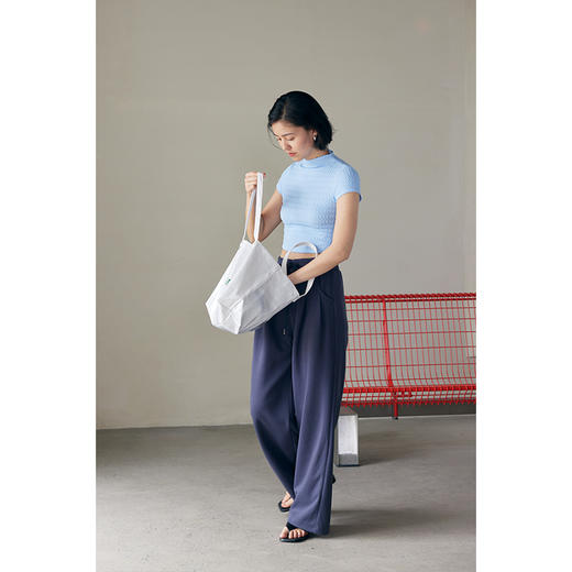 【合作款】HeyDress 褶皱肌理正肩T 商品图3