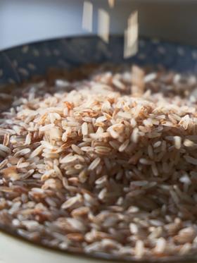 云南梯田古稻【梯田胭脂米】自带天然红曲素 色泽如琥珀 晶莹剔透 口感软香 好吃又营养 满满的花青素 适合女性食用的红米~