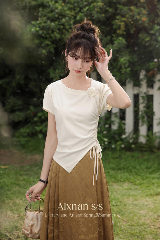 鹿向南 「花季少女」法式气质修身T恤女2024夏新款设计感小众上衣 商品图5