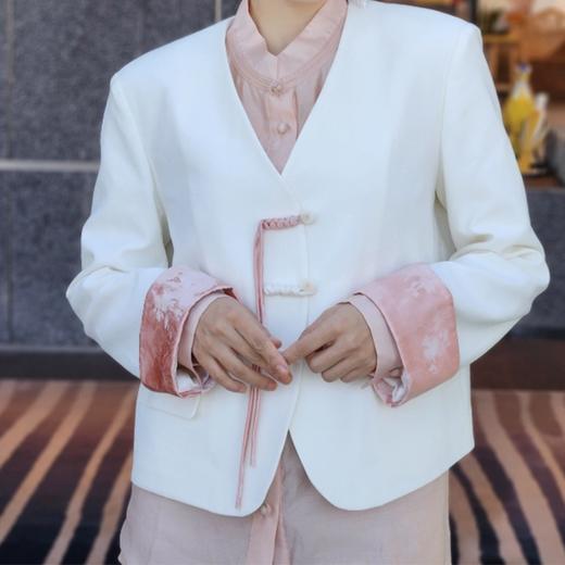 【破价】N°28 “粉黛子” 新中式气质V领显瘦短外套8A11W386 商品图1