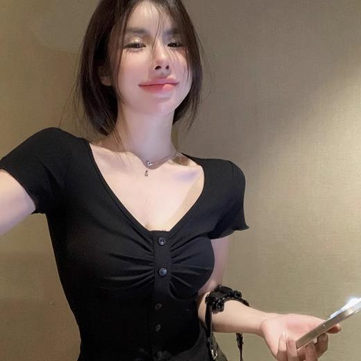 【夏性感V领，时尚夏日必备！】短款修身一字肩褶皱不规则短袖上衣，女装夏季黑色辣妹美式紧身T恤-lm！ 商品图3