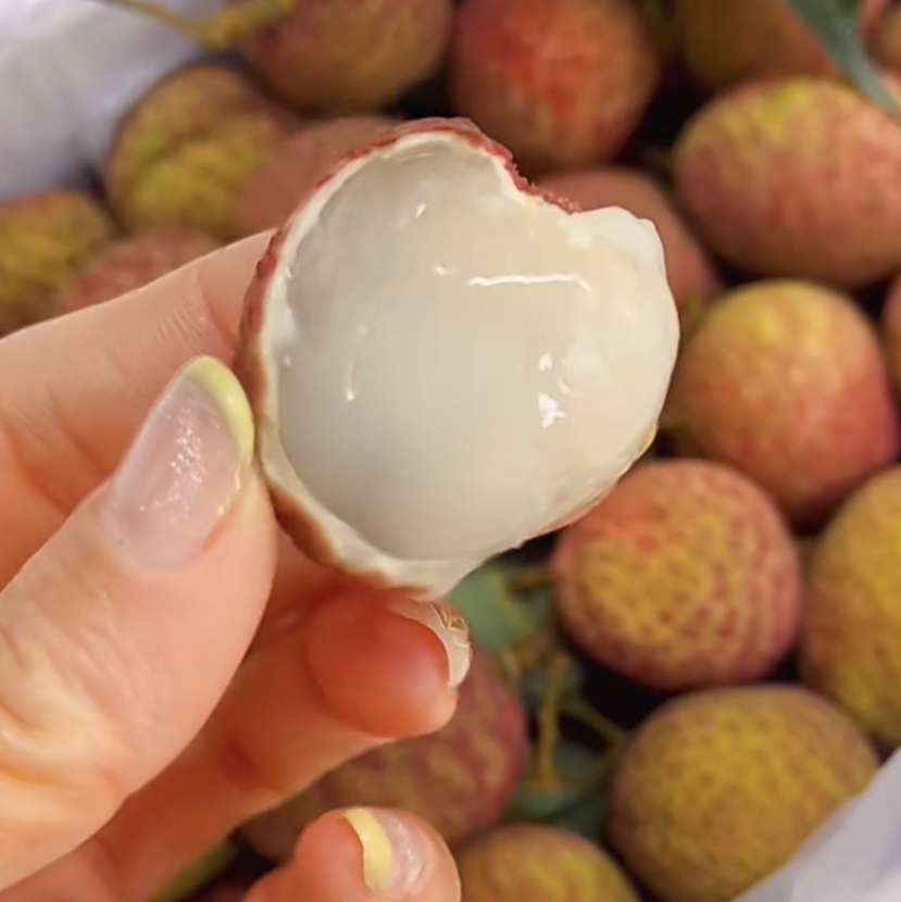 【先人一步桂花香味荔枝】淡淡的桂花香味，清甜皮薄脆，一口下去[色]爆浆而出，下喉还留桂花幽香