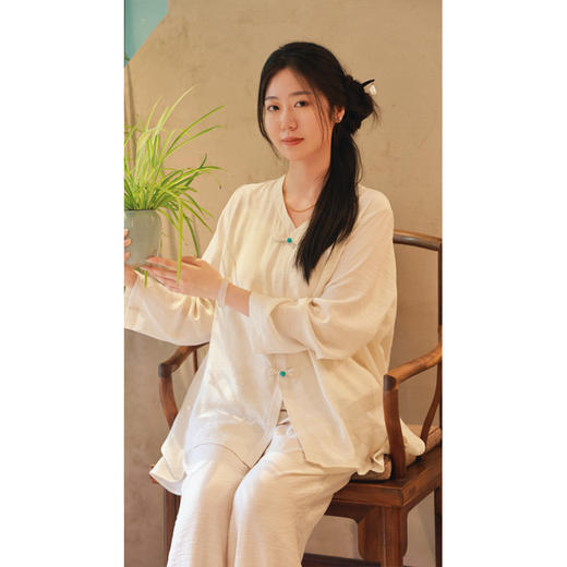 【线上专属】中式V领衫（24710280-凝脂） 商品图1