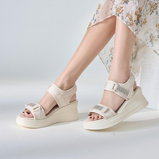 Safiya/索菲娅2024夏新款烫钻魔术贴坡跟休闲厚底运动凉鞋 SF42115177 商品图6