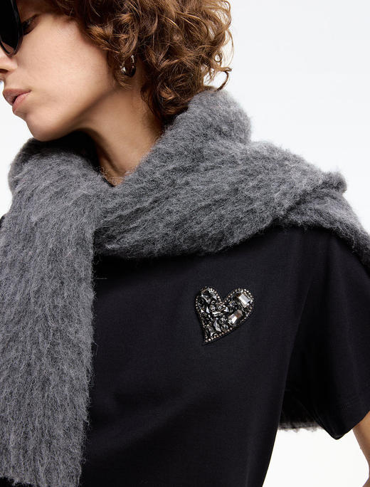 爱心钉钻刺绣圆领短袖T恤 手工钉钻+精工刺绣 双面高支水柔棉 极简立体廓形 国标5A抗菌棉面料 条干均匀细致 商品图2