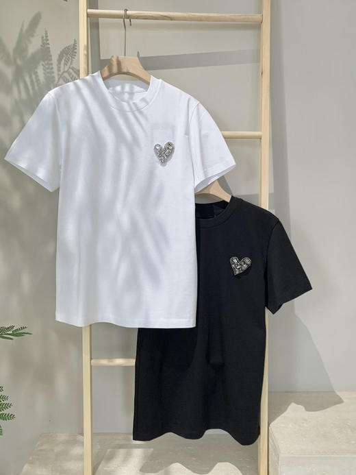 爱心钉钻刺绣圆领短袖T恤 手工钉钻+精工刺绣 双面高支水柔棉 极简立体廓形 国标5A抗菌棉面料 条干均匀细致 商品图11