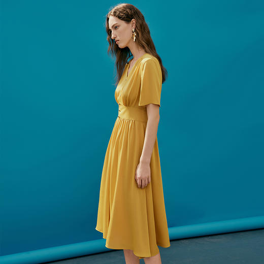 EITIE爱特爱夏季新款V领显瘦纯色百搭洋气收腰连衣裙7407146 商品图2