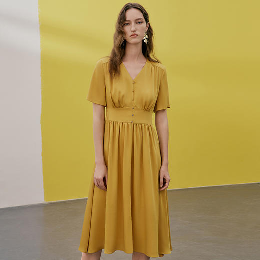 EITIE爱特爱夏季新款V领显瘦纯色百搭洋气收腰连衣裙7407146 商品图4