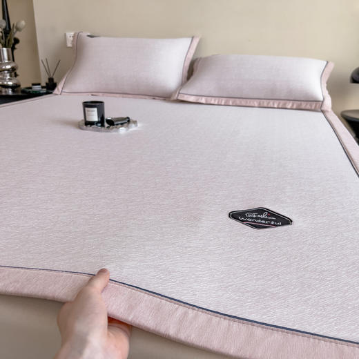 【轻奢质感冰丝席三件套】夏日冰爽凉感软凉席三件套 无痕无印三明治床笠式凉席 商品图1