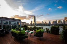 黄浦江畔园林草坪餐厅