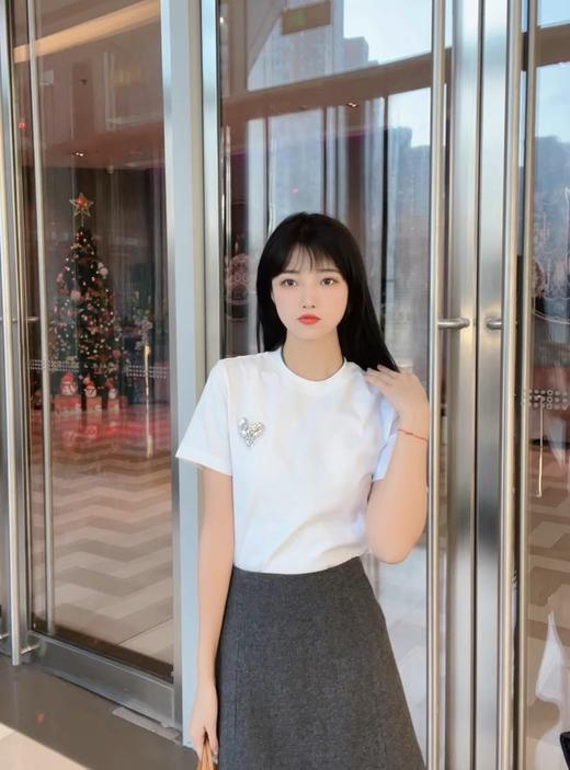 爱心钉钻刺绣圆领短袖T恤 手工钉钻+精工刺绣 双面高支水柔棉 极简立体廓形 国标5A抗菌棉面料 条干均匀细致 商品图8