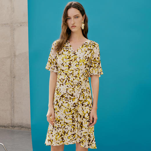 EITIE爱特爱夏季新款修身显瘦优雅V领印花荷叶袖连衣裙7407145 商品图4
