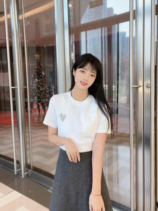 爱心钉钻刺绣圆领短袖T恤 手工钉钻+精工刺绣 双面高支水柔棉 极简立体廓形 国标5A抗菌棉面料 条干均匀细致 商品图9