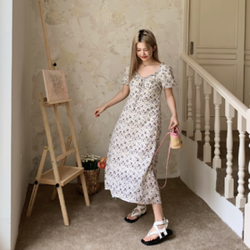 多洛塔花园里穿着法式碎花裙的明媚少女