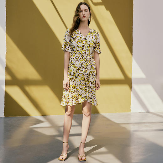 EITIE爱特爱夏季新款修身显瘦优雅V领印花荷叶袖连衣裙7407145 商品图1