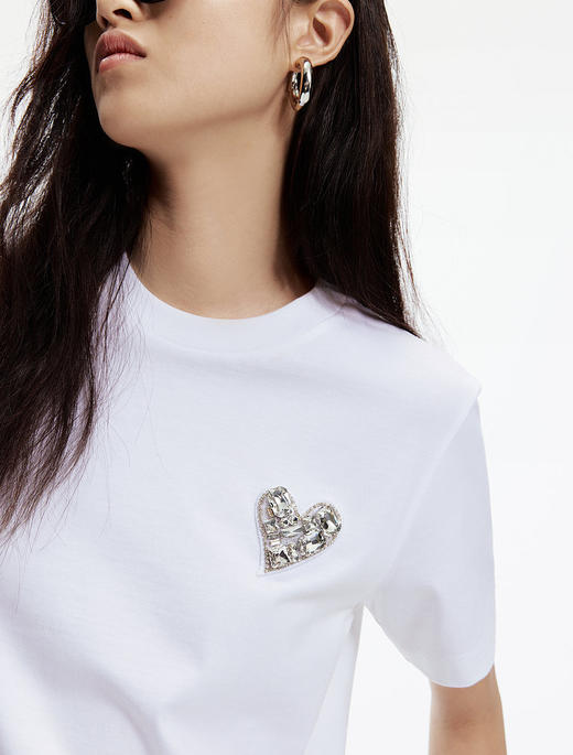 爱心钉钻刺绣圆领短袖T恤 手工钉钻+精工刺绣 双面高支水柔棉 极简立体廓形 国标5A抗菌棉面料 条干均匀细致 商品图1