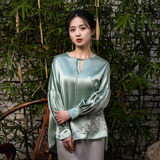 荷言HEYEN国风珠玑改良新中式蓝色上衣仿真丝醋酸梅花刺绣苏绣衬衣新品 商品图2