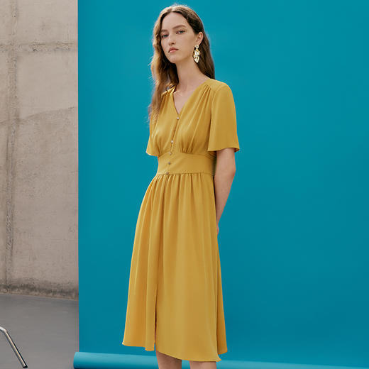 EITIE爱特爱夏季新款V领显瘦纯色百搭洋气收腰连衣裙7407146 商品图3