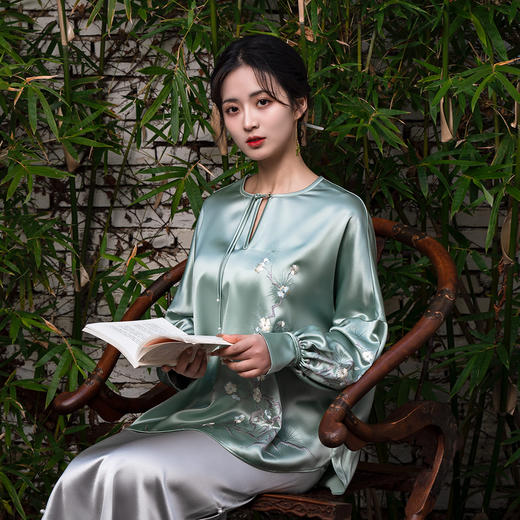 荷言HEYEN国风珠玑改良新中式蓝色上衣仿真丝醋酸梅花刺绣苏绣衬衣新品 商品图0