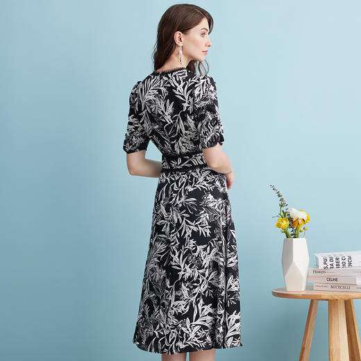 EITIE爱特爱夏款新品V领显瘦高腰舒适印花复古连衣裙7407118 商品图4