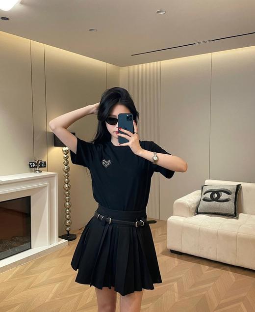 爱心钉钻刺绣圆领短袖T恤 手工钉钻+精工刺绣 双面高支水柔棉 极简立体廓形 国标5A抗菌棉面料 条干均匀细致 商品图6