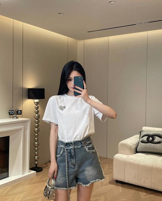 爱心钉钻刺绣圆领短袖T恤 手工钉钻+精工刺绣 双面高支水柔棉 极简立体廓形 国标5A抗菌棉面料 条干均匀细致 商品图7