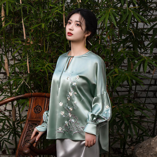 荷言HEYEN国风珠玑改良新中式蓝色上衣仿真丝醋酸梅花刺绣苏绣衬衣新品 商品图1