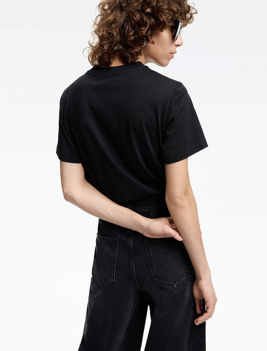 爱心钉钻刺绣圆领短袖T恤 手工钉钻+精工刺绣 双面高支水柔棉 极简立体廓形 国标5A抗菌棉面料 条干均匀细致 商品图4