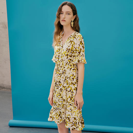 EITIE爱特爱夏季新款修身显瘦优雅V领印花荷叶袖连衣裙7407145 商品图3