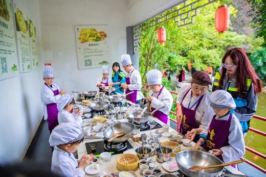 【暑假十一】寻迹成都大熊猫义工体验营!五钻酒店\探秘三星堆\看非遗变脸\穿戏服...一次玩遍成都特色|5~70岁 商品图1