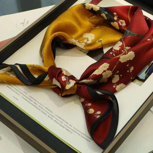 【甄珠贝·国风系列】70*70cm梅探宫墙丝巾多种组合礼盒套装【适合送外宾】 商品图4