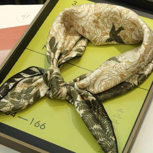 【甄珠贝·花卉系列】70*70cm双面异色牵牛花丝巾和珍珠胸针礼盒套装 商品图5