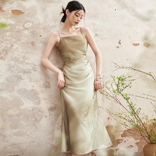 简约设计感缎面吊带裙女夏季国风晕染平领聚褶收腰连衣裙V1341040 商品图3