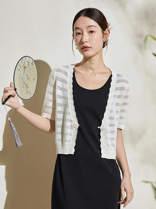 【五折购】熙世界奶系穿搭两件套夏季镂空针织衫黑色吊带背心连衣裙子套装 商品图4