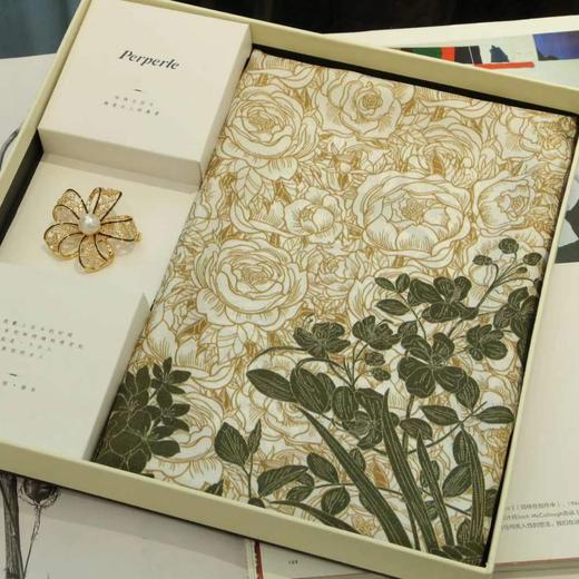 【甄珠贝·花卉系列】70*70cm双面异色牵牛花丝巾和珍珠胸针礼盒套装 商品图3