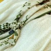 【甄珠贝·花卉系列】米色山茶花丝羊毛飘带和黑贝蜻蜓大溪地黑珠胸花礼盒套装 商品缩略图4