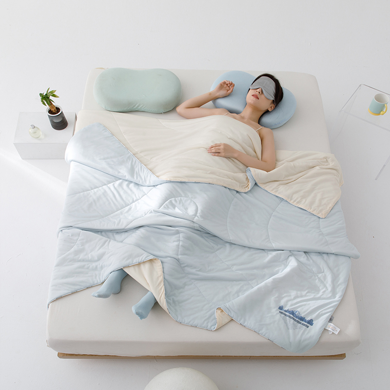 顶柔雪山冰肌被3.0 BX2216，凉感丝面料，透气舒适，双面冰感实现物理降温，自带清凉感，凉感丝导热吸湿，给您带来舒爽睡眠体验。