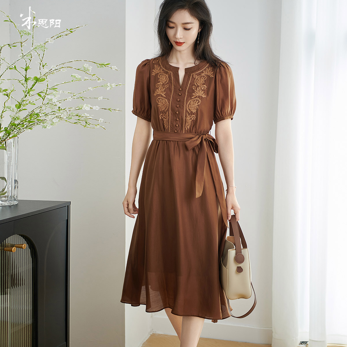 米思阳2025夏季新款优雅气质莱赛尔国风连衣裙刺绣设计感裙子0825