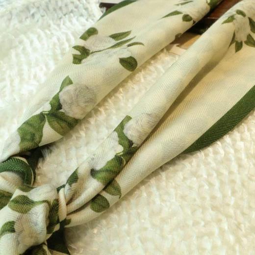 【甄珠贝·花卉系列】米色山茶花丝羊毛飘带和黑贝蜻蜓大溪地黑珠胸花礼盒套装 商品图6