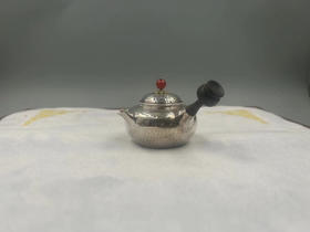 小银匠｜侧把锤纹壶 110ml左右   105克左右