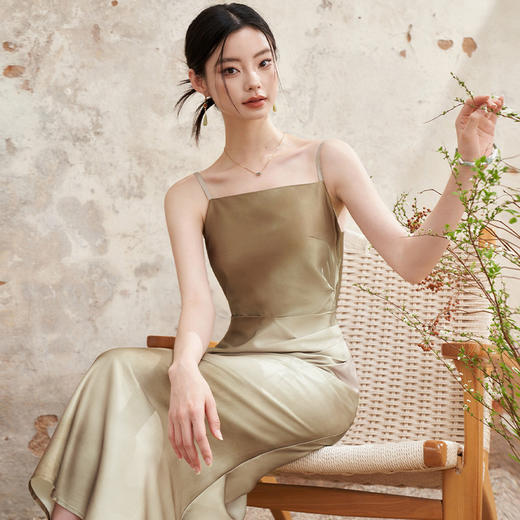 简约设计感缎面吊带裙女夏季国风晕染平领聚褶收腰连衣裙V1341040 商品图2