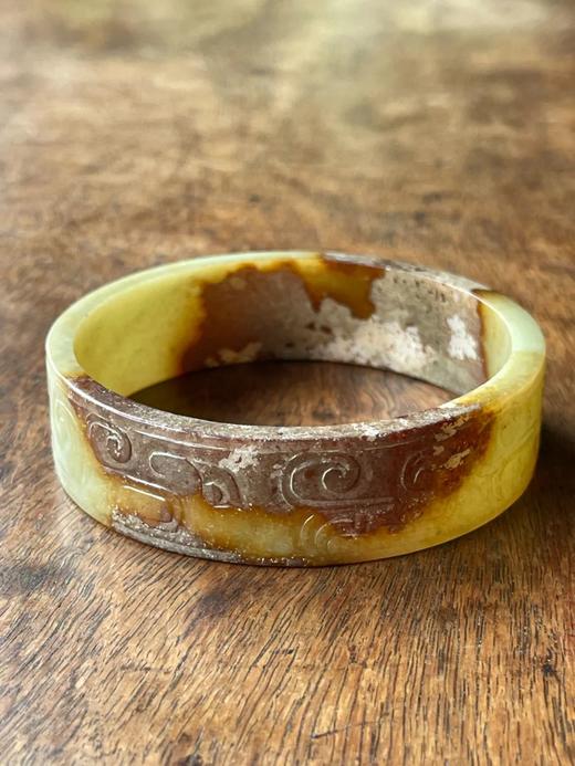 褐白沁黄玉雕螭龙纹扁带手镯，顺丰包邮 商品图9