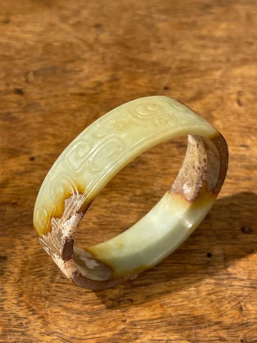 褐白沁黄玉雕螭龙纹扁带手镯，顺丰包邮 商品图2