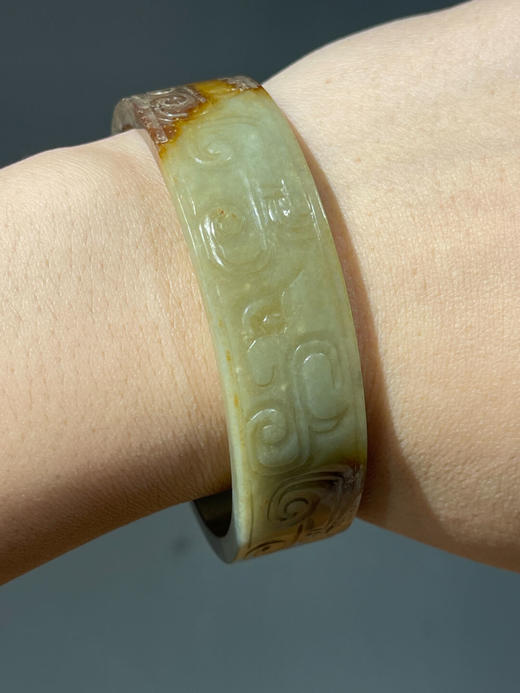 褐白沁黄玉雕螭龙纹扁带手镯，顺丰包邮 商品图3