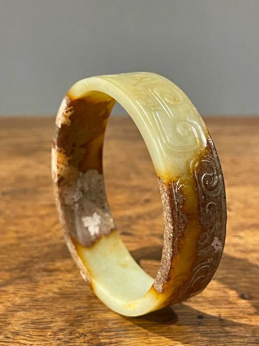 褐白沁黄玉雕螭龙纹扁带手镯，顺丰包邮 商品图1