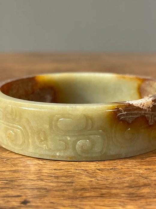 褐白沁黄玉雕螭龙纹扁带手镯，顺丰包邮 商品图8