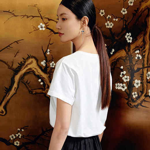 玳莎绣花印花设计感圆领白T恤女2024夏季新款时尚连肩袖短袖上衣  EB32103 商品图3
