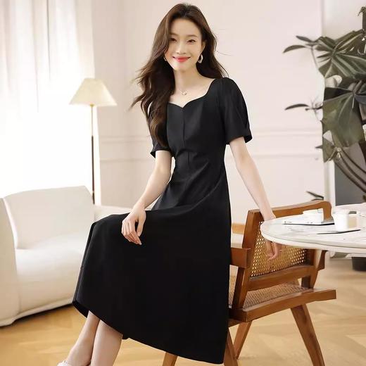 赫本风气质显瘦连衣裙女2024夏季高级感法式方领中长款短袖小黑裙 商品图1
